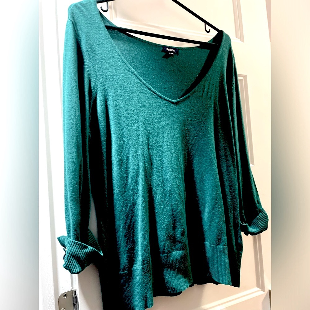 SALE Reitmans green v-neck tee for women XL with 3/4 sleeves.